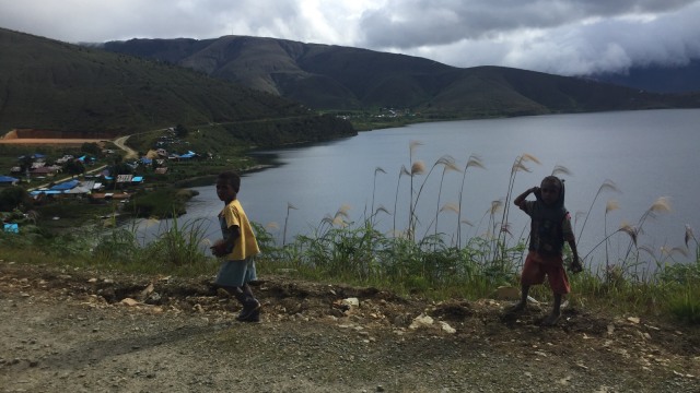 Kondisi jalan dan masyarakat pegunungan Arfak Papua Barat. (Foto: Nurul ur Azizah/kumparan)