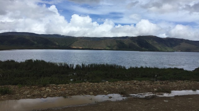 Kondisi jalan dan masyarakat pegunungan Arfak Papua Barat. (Foto: Nurul ur Azizah/kumparan)
