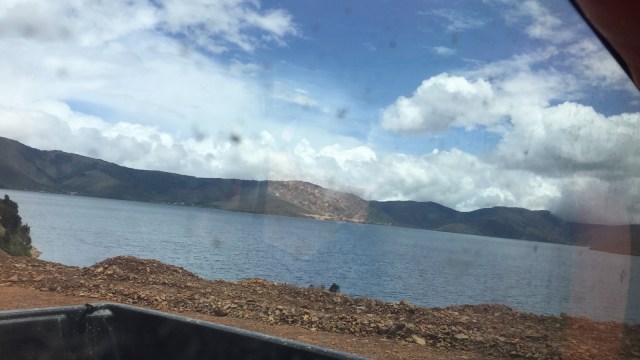 Kondisi jalan di pegunungan Arfak Papua Barat. (Foto: Nurul Nur Azizah/kumparan)