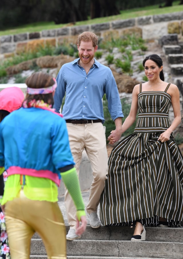 Meghan Markle terlihat memakai espadrille wedges saat mengunjungi Bondi Beach, Australia. (Foto: DEAN LEWINS/AFP)
