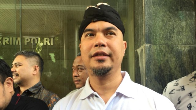 Ahmad Dhani tiba di Bareskrim Polri. (Foto: Reki Febrian/kumparan)