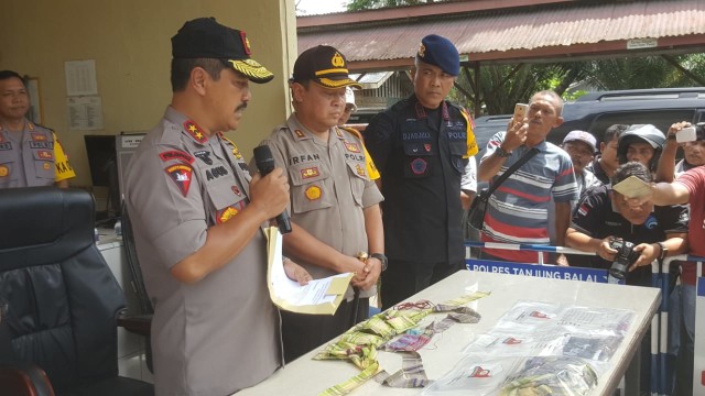 Kapolda Sumatera Utara, Irjen Pol Agus Andrianto melakukan pemaparan terkait penangkapan dua terduga teroris di Tanjung Balai, Sumatera utara Foto: Sumut News