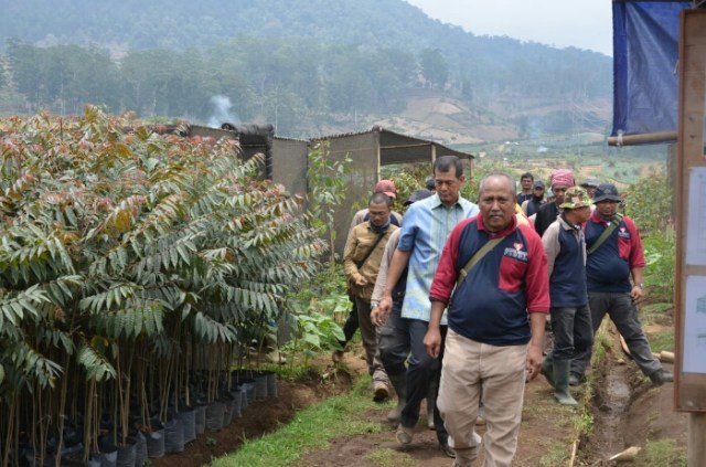 Mantap...!! Sesjen Wantannas Letjen TNI Doni Monardo Mengunjungi Posko Sektor Pembibitan Satgas Citarum Harum (1)