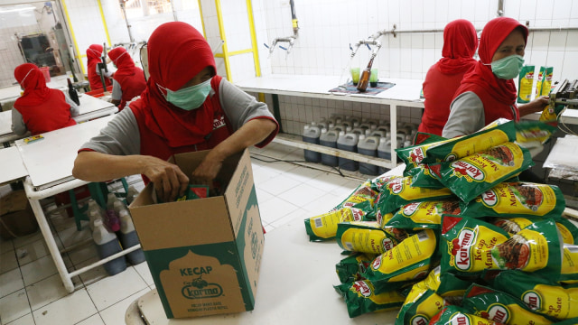 Proses pendistribusian kecap. (Foto: Aditia Noviansyah/kumparan)