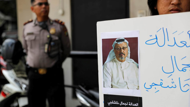 Demo jurnalis di depan Saudi Embassy Jakarta terkait hilangnya jurnalis Arab Saudi Jamal Khashoggi. (Foto: REUTERS/Beawiharta)