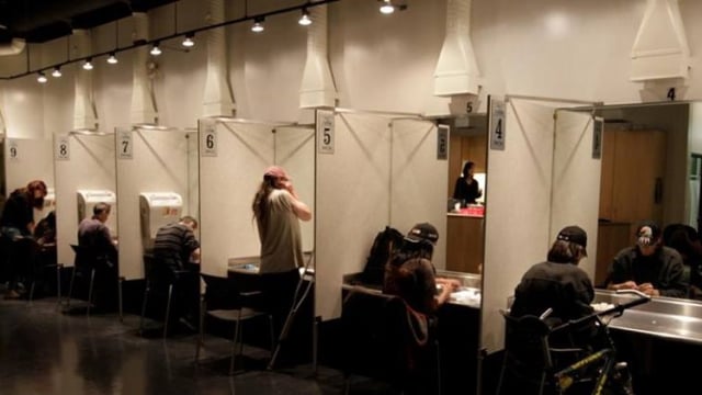 Bilik injeksi yang disediakan Gedung InSite di Vancouve, Denmark (Foto: Facebook/Insite-Supervised Injection Site)