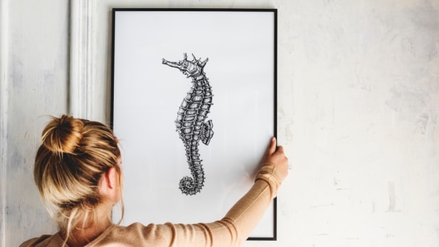 Ilustrasi mengambil lukisan dari tempatnya (Foto: Shutter Stock)