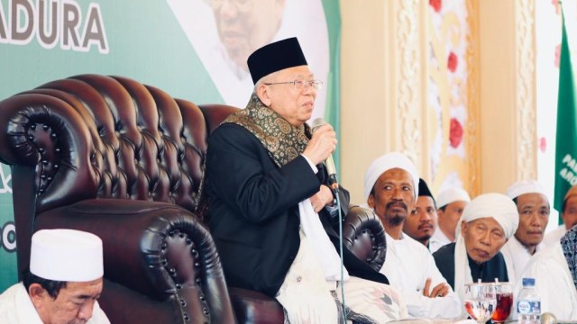 KH Ma'ruf Amin menghadiri peringatan Hari Santri Nasional ke-2 bersama Ulama se-Madura di Pondok Pesantren Hidayatulloh Al Muhajirin, Arosbaya, Bangkalan, Madura, Jumat (19/10/2018) . (Foto: Dok. Tim Media Ma'ruf Amin)