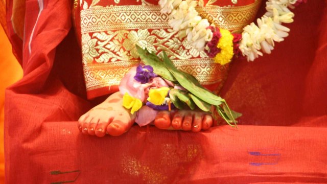 Kaki Kumari yang tidak boleh menginjak tanah (Foto: Flickr/Ramakrishna Math and Ramakrishna Mission)