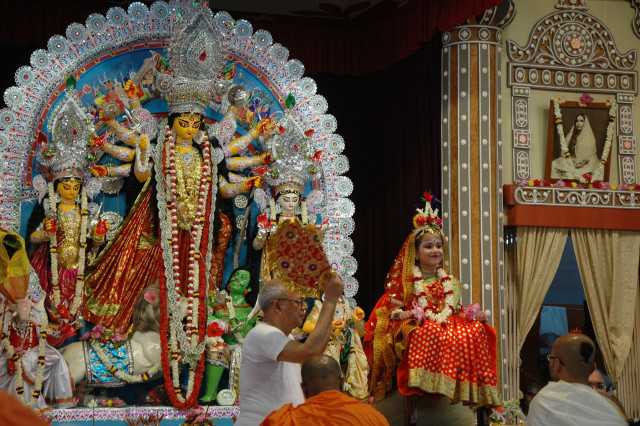 Dewi Kumari bersama para biksu (Foto: Flickr/Ramakrishna Math and Ramakrishna Mission)