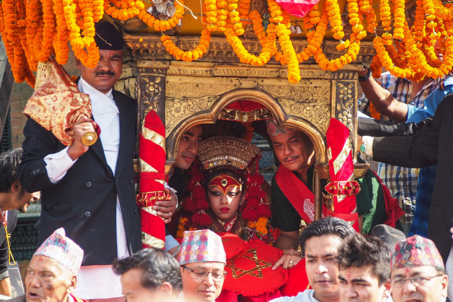 Kumari dalam kereta kencana sedang diarak menuju festival (Foto: Flickr/socialtours nepal)