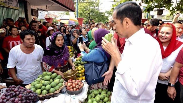 Presiden Jokowi blusukan di Pasar Karangayu, Semarang, Jawa Tengah. (Foto: Dok.  Agus Suparto/Presidential Palace)