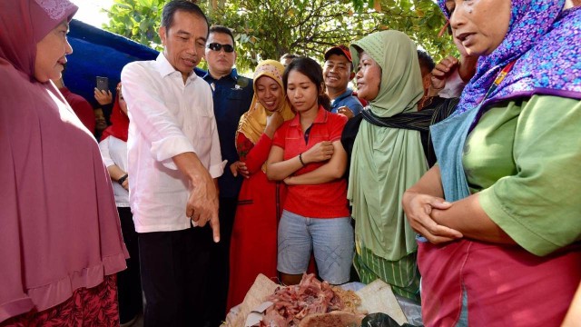 Presiden Jokowi blusukan di Pasar Karangayu, Semarang, Jawa Tengah. Foto: Dok.  Agus Suparto/Presidential Palace
