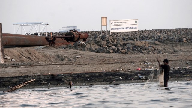 Aktivitas di dekat Pulau C, salah satu pulau reklamasi di Teluk Jakarta. (Foto: Jamal Ramadhan/kumparan)