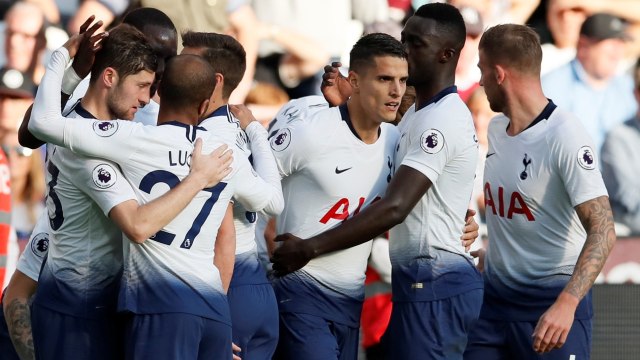Para pemain Tottenham Hotspur merayakan gol Eric Lamela ke gawang West Ham United. (Foto: REUTERS/David Klein)