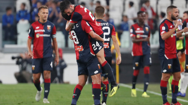 Daniel Bessa dan Romullo merayakan gol di laga Juventus vs Genoa. (Foto: REUTERS/Stefano Rellandini)