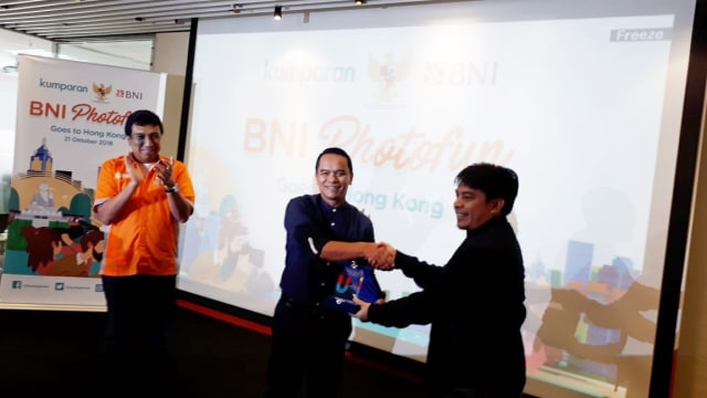 Pemimpin redaksi kumparan Arifin Asydhad secara simbolis menyerahkan cenderamata kepada Konjen RI Tri Tharyat di acara kumparan BNI Photofun, Hong Kong, Minggu (21/10). (Foto: Dok. kumparan)