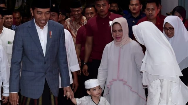 Presiden Jokowi, Jan Ethes dan Ibu Iriana di Apel Akbar Santri Nusantara, Surakarta, Sabtu (20/10).
 (Foto: Dok. Biro Pers Setpres)