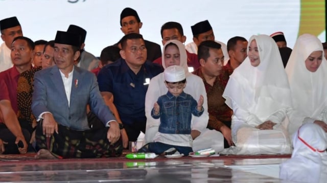Presiden Jokowi, Jan Ethes dan Ibu Iriana di Apel Akbar Santri Nusantara, Surakarta, Sabtu (20/10).
 (Foto: Dok. Biro Pers Setpres)