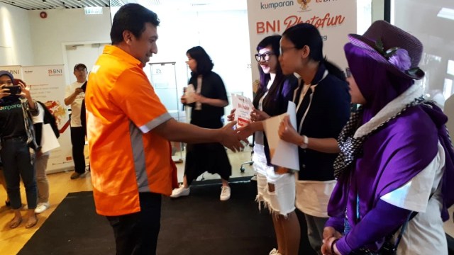 GM BNI Hong Kong, Wan Andi Aryadi berikan sertifikat kepada pemenang foto street kumparan BNI Photofun di Hong Kong, Minggu (21/10). (Foto: Dok. kumparan)