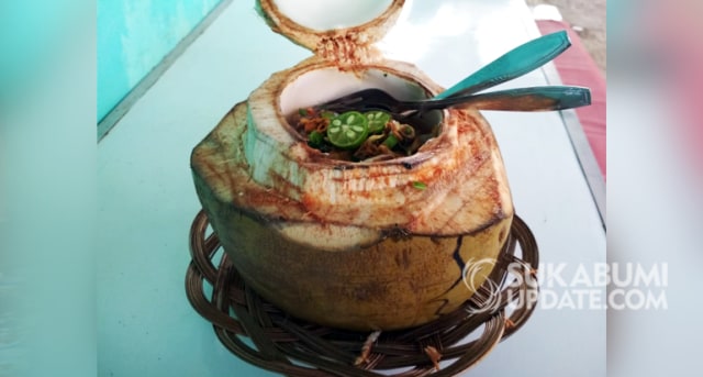 Mie Kocok di Limusnunggal Kota Sukabumi Ini Unik, Disajikan di Dalam Kelapa Muda