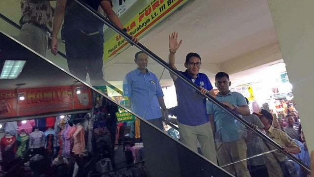 Cawapres nomor urut 02 Sandiaga Uno didampingi tim pendukungnya bersafari politik di Surabaya, Minggu (21/10/2018).  (Foto: Nuryatin Phaksy Sukowati/kumparan)