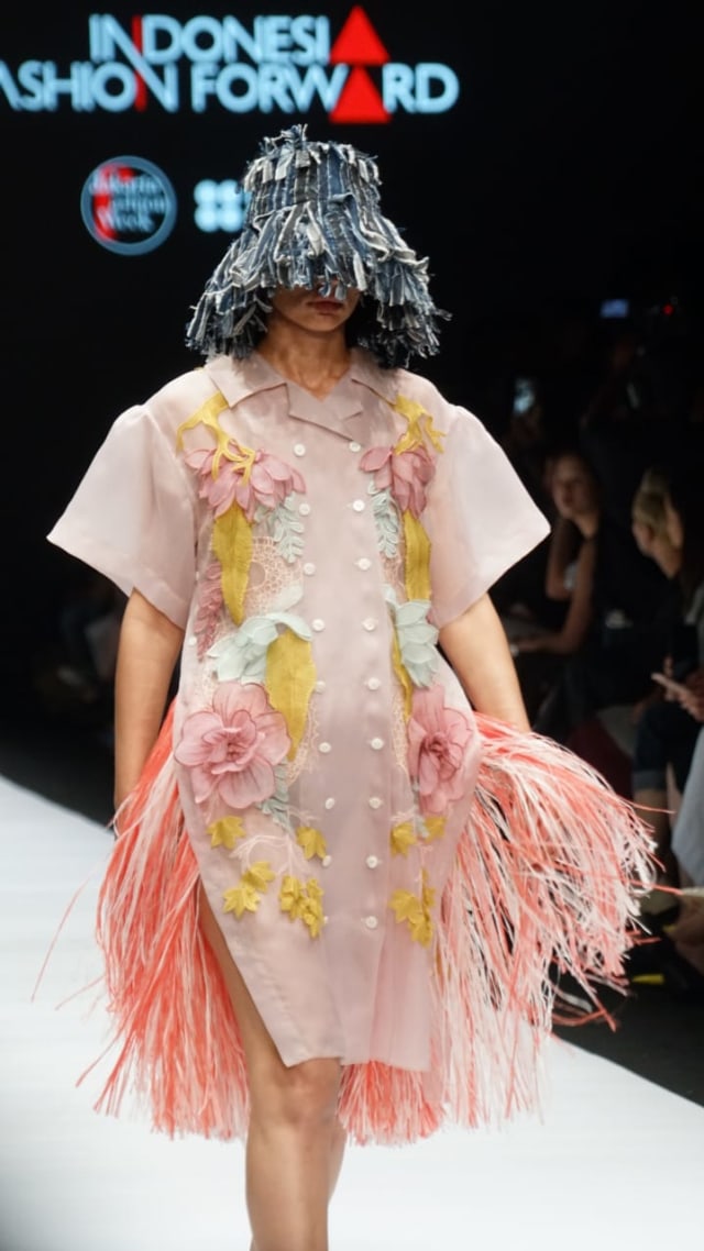 Fashion Show Indonesian Fashion Forward present by TOTON di Jakarta Fashion Week 2019 (Foto: Iqbal Firdaus)