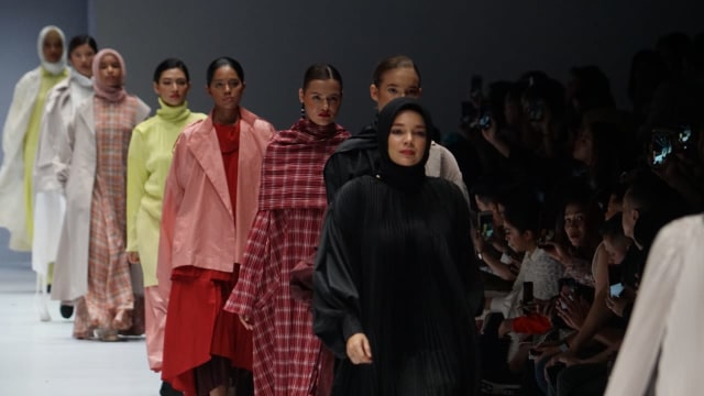Fashion Show Indonesian Fashion Forward present by IKYK di Jakarta Fashion Week 2019 (Foto: Iqbal Firdaus/kumparan)