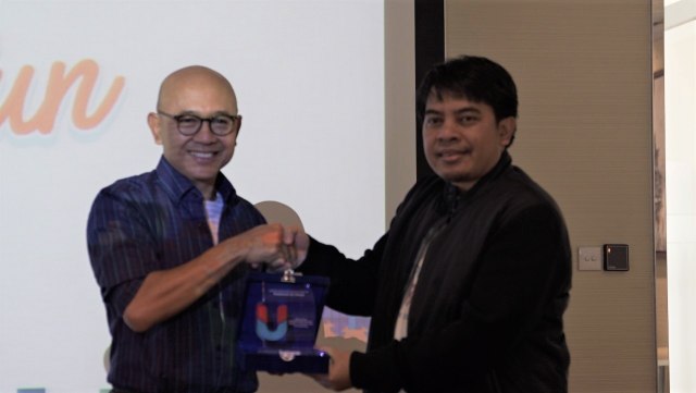 Pimpinan Redaksi Arifin Asydhad saat memberikan plakat. (Foto: Rasyid Baihaqi)