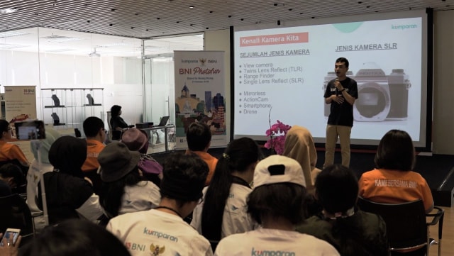 Suasan pembekalan seminar Fotografi di Hong Kong oleh Fotografer kumparan Aditia Noviansyah. (Foto: Rasyid Baihaqi)