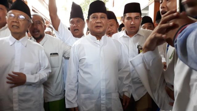 Prabowo (tengah) mengunjungi KH Sholahuddin Wahid (Gus Sholah) di Ponpes Tebuireng, Jombang, Senin (22/10). (Foto: Dok. Istimewa)