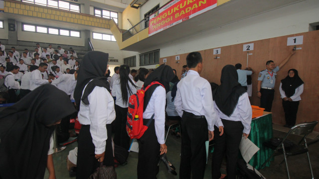 Warga mengantri seleksi Calon Pegawai Negeri Sipil Kementerian Hukum dan Ham (Kemenkumham) di Surabaya, Jawa Timur, Senin (22/10/2018).  Foto: ANTARA FOTO/Didik Suhartono