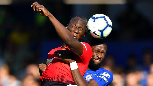Lukaku (kiri) tangguh dalam bola-bola atas. (Foto: Reuters/Dylan Martinez)