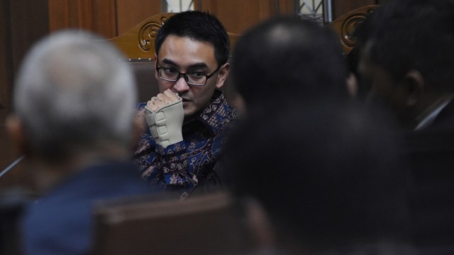 Terdakwa kasus suap dan gratifikasi proyek-proyek di Dinas Pekerjaan Umum dan Perumahan Rakyat (PUPR) Provinsi Jambi, Zumi Zola di Pengadilan Tipikor, Jakarta. (Foto: ANTARA FOTO/Indrianto Eko Suwarso)