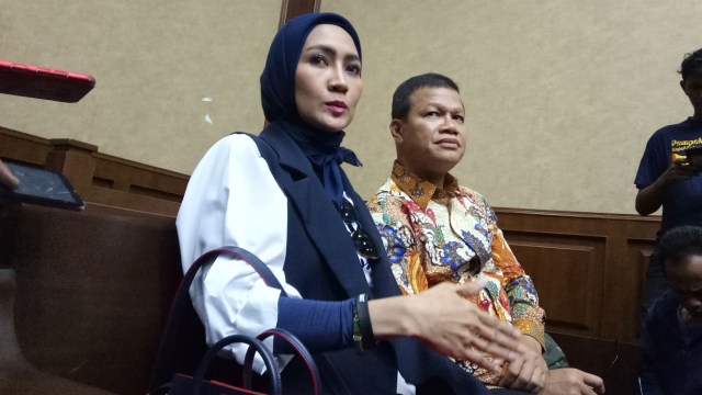 Fenny Steffy Burase (kiri) di Pengadilan Tipikor Jakarta. (Foto: Adhim Mugni Mubaroq/kumparan)