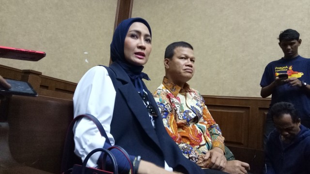 Fenny Steffy Burase (kiri) di Pengadilan Tipikor Jakarta. (Foto: Adhim Mugni Mubaroq/kumparan)
