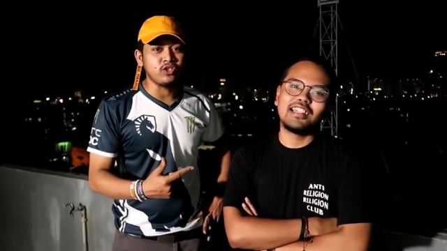Komika Tretan Muslim dan Coki Pardede unggah video masak babi campur kurma. (Foto: Youtube/@TretanPardede fans)