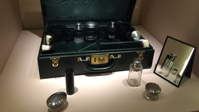 Koleksi bersejarah yang hadir pada pameran Time Capsule Louis Vuitton di Indonesia. (Foto: Avissa Harness/ kumparan)
