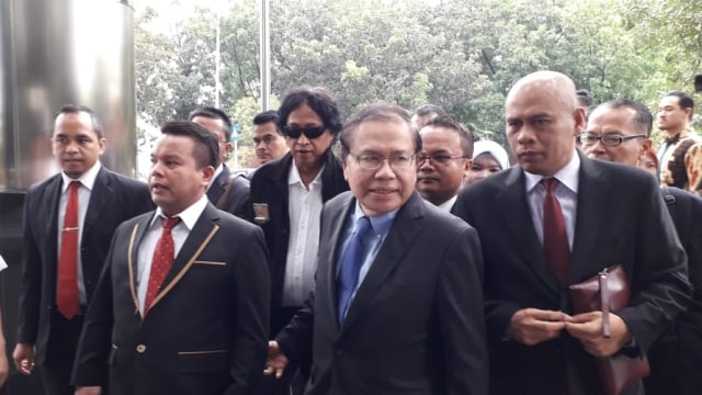 Mantan menko kemaritiman, Rizal Ramli (tengah) sambangi KPK laporkan dugaan korupsi dalam kasus korupsi impor pangan. (Foto: Aprilandika Pratama/kumparan)