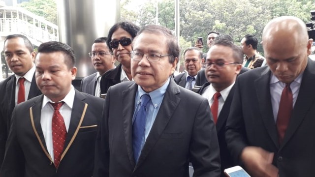 Mantan menko kemaritiman, Rizal Ramli (tengah) sambangi KPK laporkan dugaan korupsi dalam kasus korupsi impor pangan. (Foto: Aprilandika Pratama/kumparan)