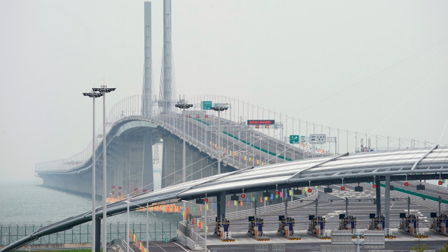 Jembatan terpanjang di dunia yang menghubungkan Hong Kong - Zhuhai - Macau. (Foto: Anthony WALLACE / AFP)