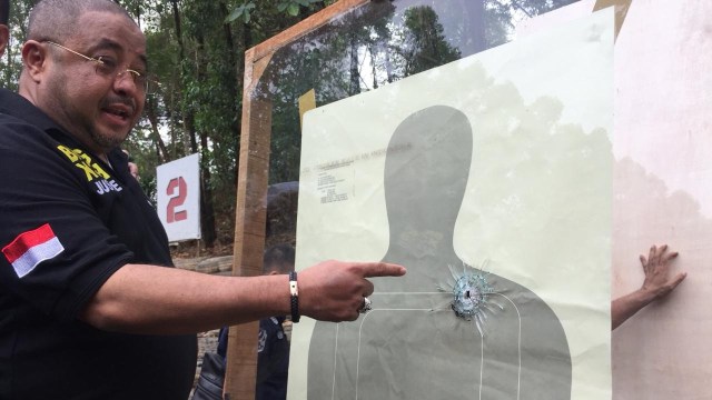 Uji coba Glock 17 di Kelapa Dua, Depok. (Foto: Mirsan Simamora/kumparan)