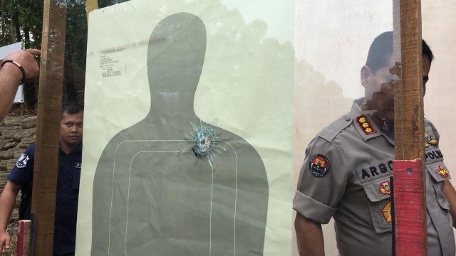 Uji coba Glock 17 di Kelapa Dua, Depok. (Foto: Mirsan Simamora/kumparan)