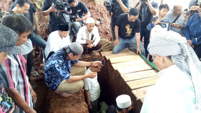 Pemakaman Titi Qadarsih, TPU Tanah Kusir, Jakarta Selatan (Foto: Aria Pradana/kumparan)