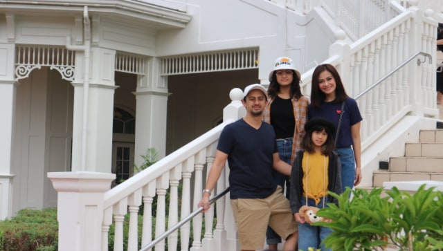 Ersa Mayori dan keluarga liburan ke Hong Kong Disneyland.  (Foto: Yufienda Novitasari/kumparan)