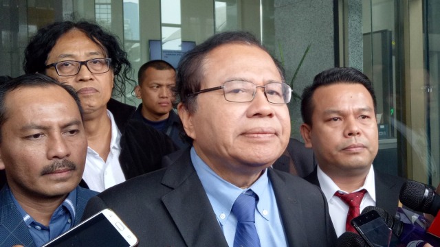 Mantan menko kemaritiman Rizal Ramli (tengah) sambangi KPK, laporkan dugaan korupsi impor pangan. (Foto: Aprilandika Pratama/kumparan)