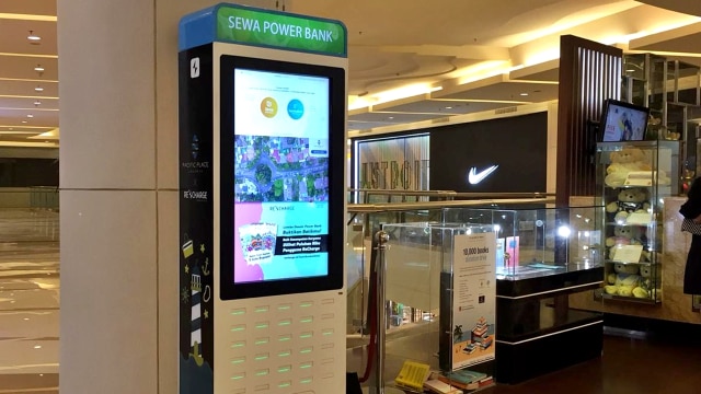 ReCharge Station yang menyediakan penyewaan powerbank. (Foto: Astrid Rahadiani/kumparan)