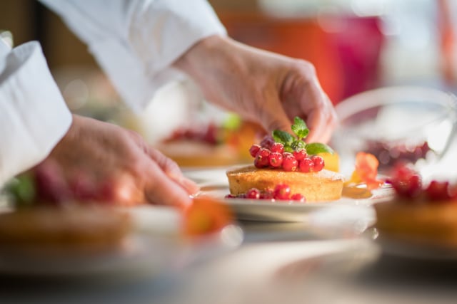 Ilustrasi menata makanan (Foto: Shutter Stock)