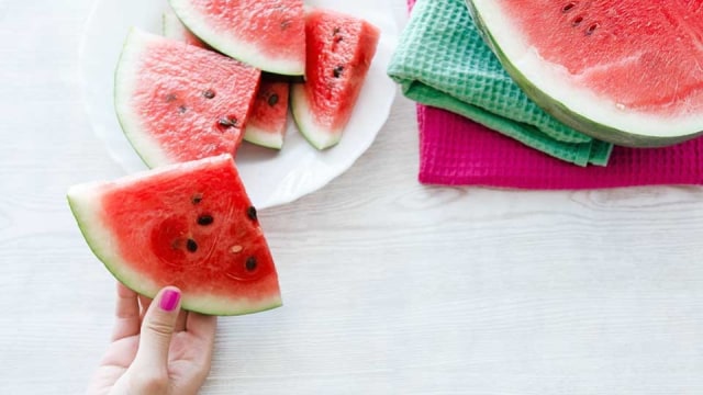 Kapan Si Kecil Diperbolehkan Makan Semangka?