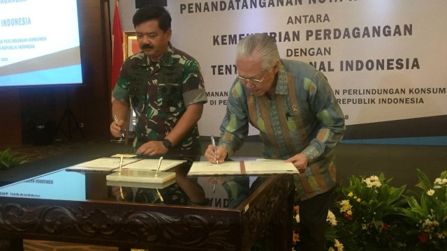 Panglima TNI Marsekal Hadi Tjahjanto (kiri) dan Menteri Perdagangan Enggartiasto Lukita (kanan). (Foto: Elsa Olivia/kumparan)